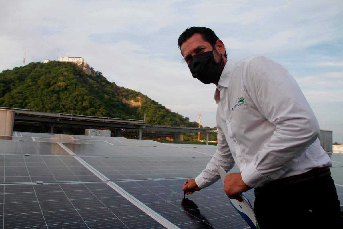 Santiago Mejía, gerente General de Surtigás, en la inauguración de la Planta Solar del C.C. Caribe Plaza. //ZENIA VALDELAMAR - EU.