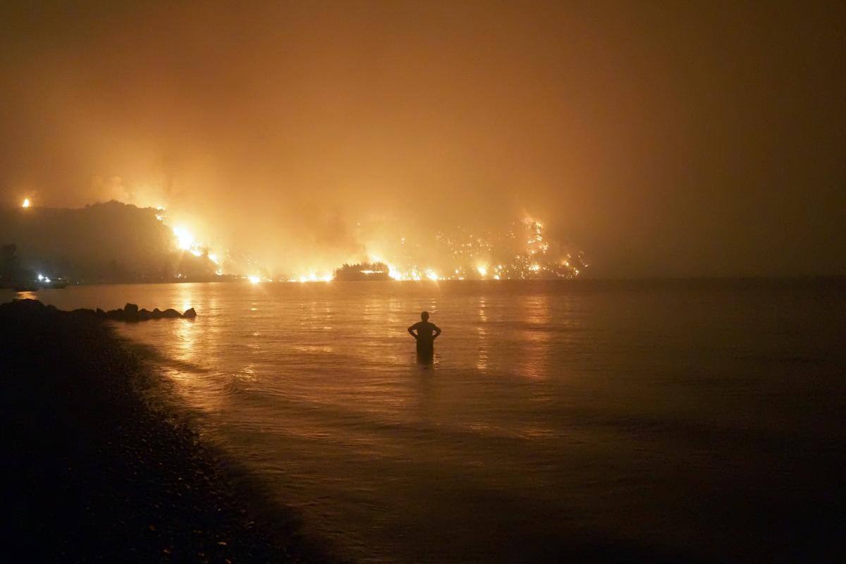 Un nuevo incendio quema la isla griega de Evia