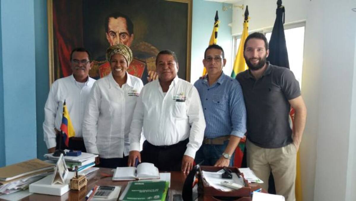 Jackeline Howard, Directora de Desarrollo Social de Bolívar junto Manuel Rudas, alcalde de San Pablo y miembros de la fundación Telefónica. Cortesía.