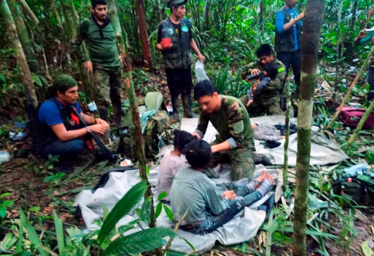 Fotografía cedida hoy por las Fuerzas Militares de Colombia que muestra a soldados e indígenas mientras atienden a los niños rescatados tras 40 días en la selva, en Guaviare. //EFE