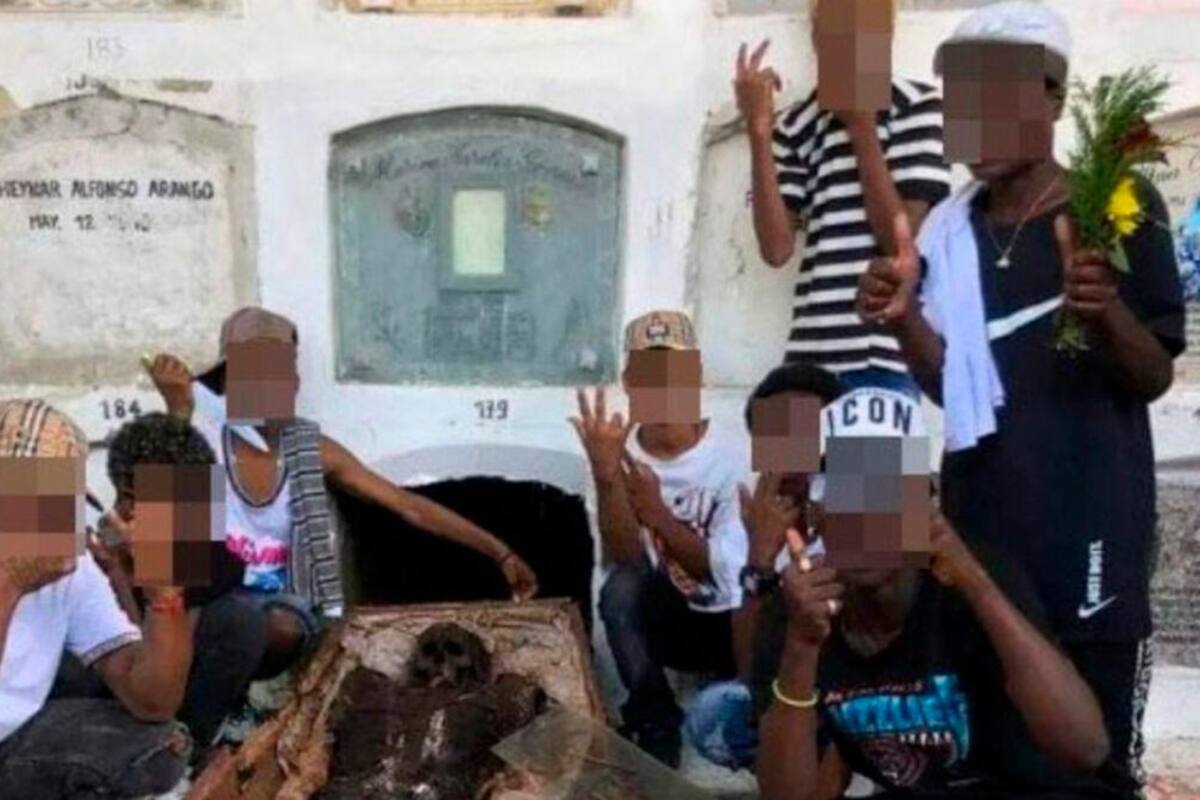 Jóvenes desenterraron muerto para tomarse foto y subirla a redes sociales