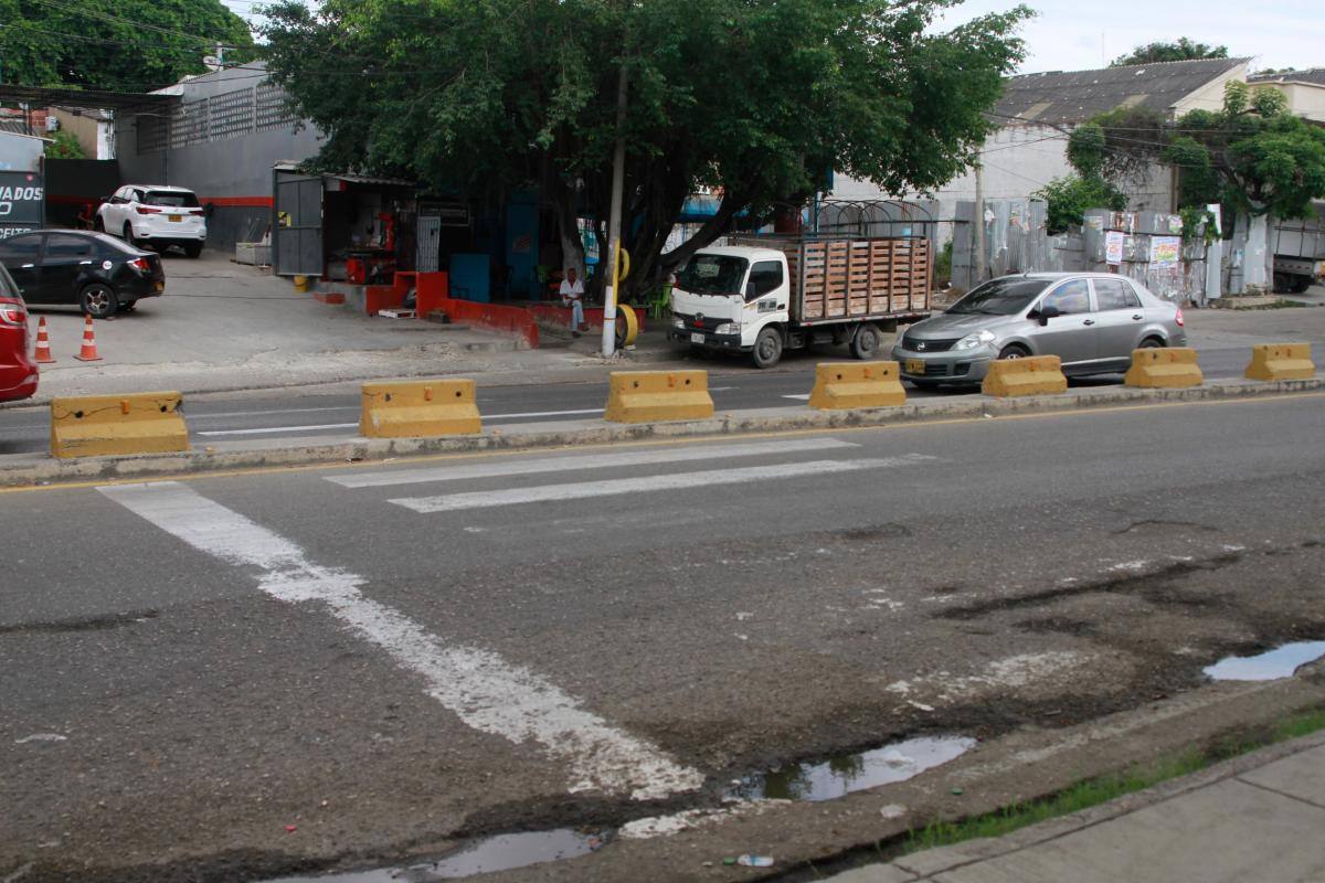 El mal estado de la malla vial aumenta el riesgo en la zona.