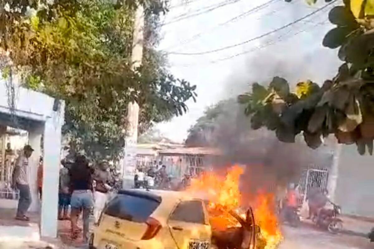 Video: Impresionante incendio de un taxi en el barrio Boston