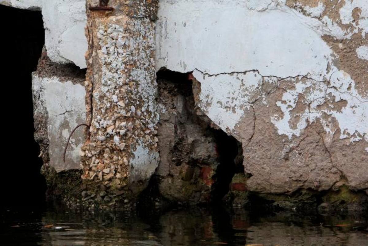Aspecto en primer plano de una de las preocupantes grietas del puente de Las Palmas.//Julio Castaño.