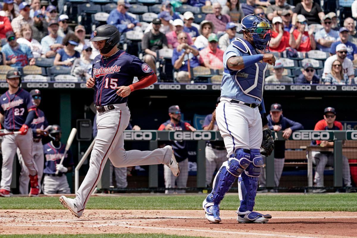 Giovanny Urshela anota la carrera ganadora de los Mellizos