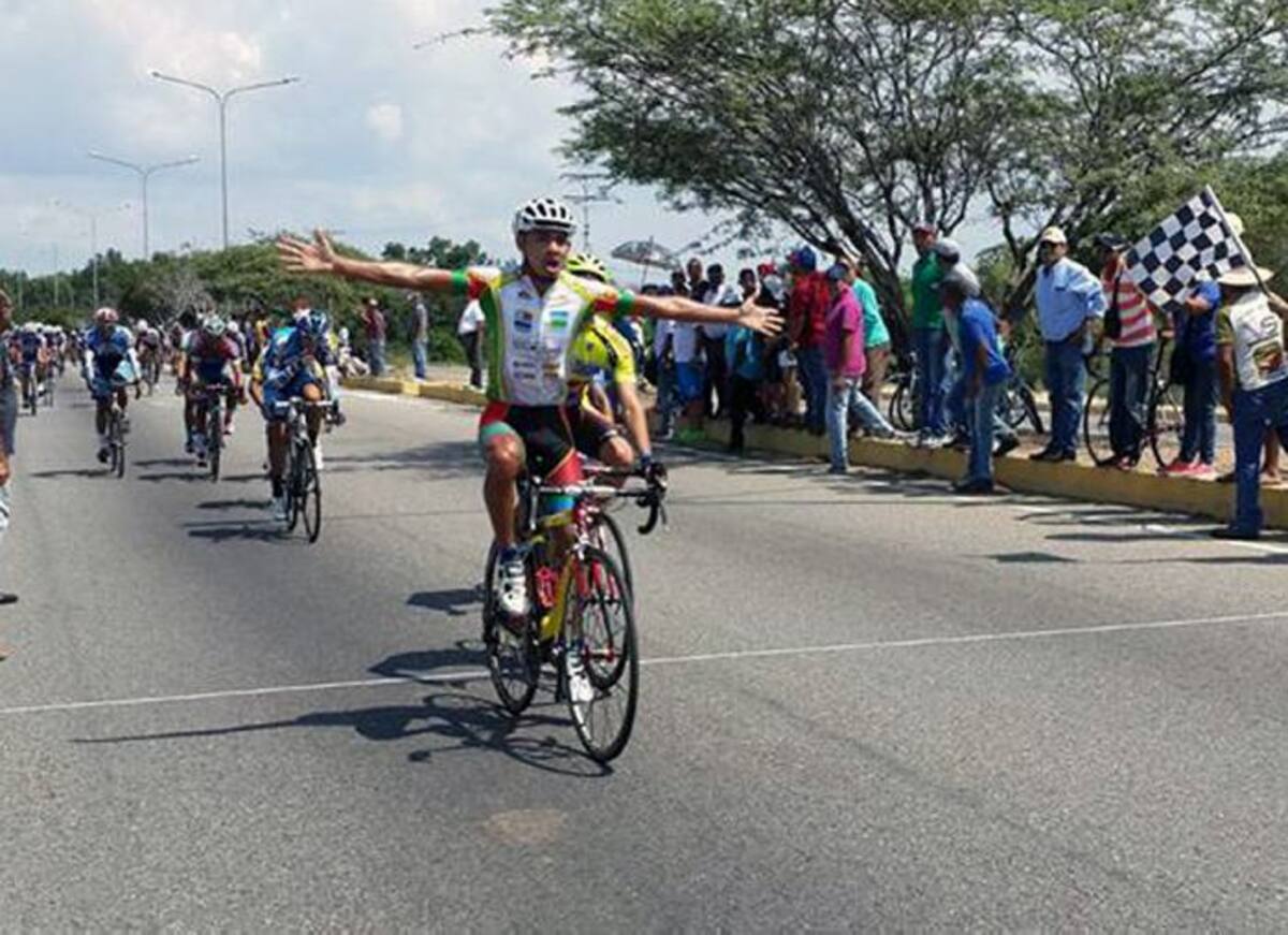 Johan Colón alza los brazos proclamándose conquistador de la tercera fracción de la Vuelta al Zulia. Cortesía.