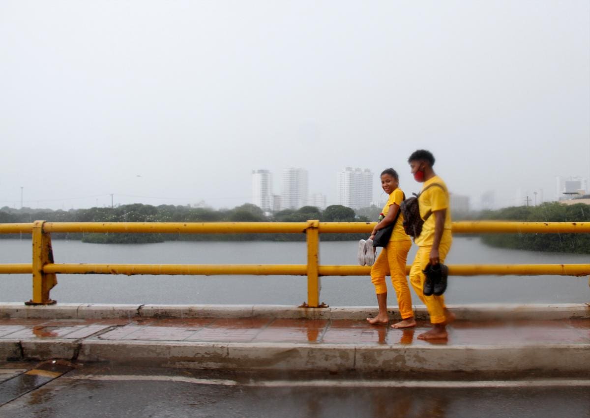 Con los pies descalzos.