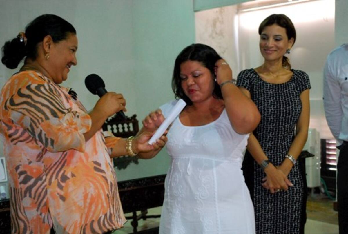 Diana de Arco, recibe el premio de manos de María Bernarda Pérez Carmona, secretaria de Particpación Ciudadana y Piedad Rojas, presidenta de la Cámara de Comercio. Cortesía