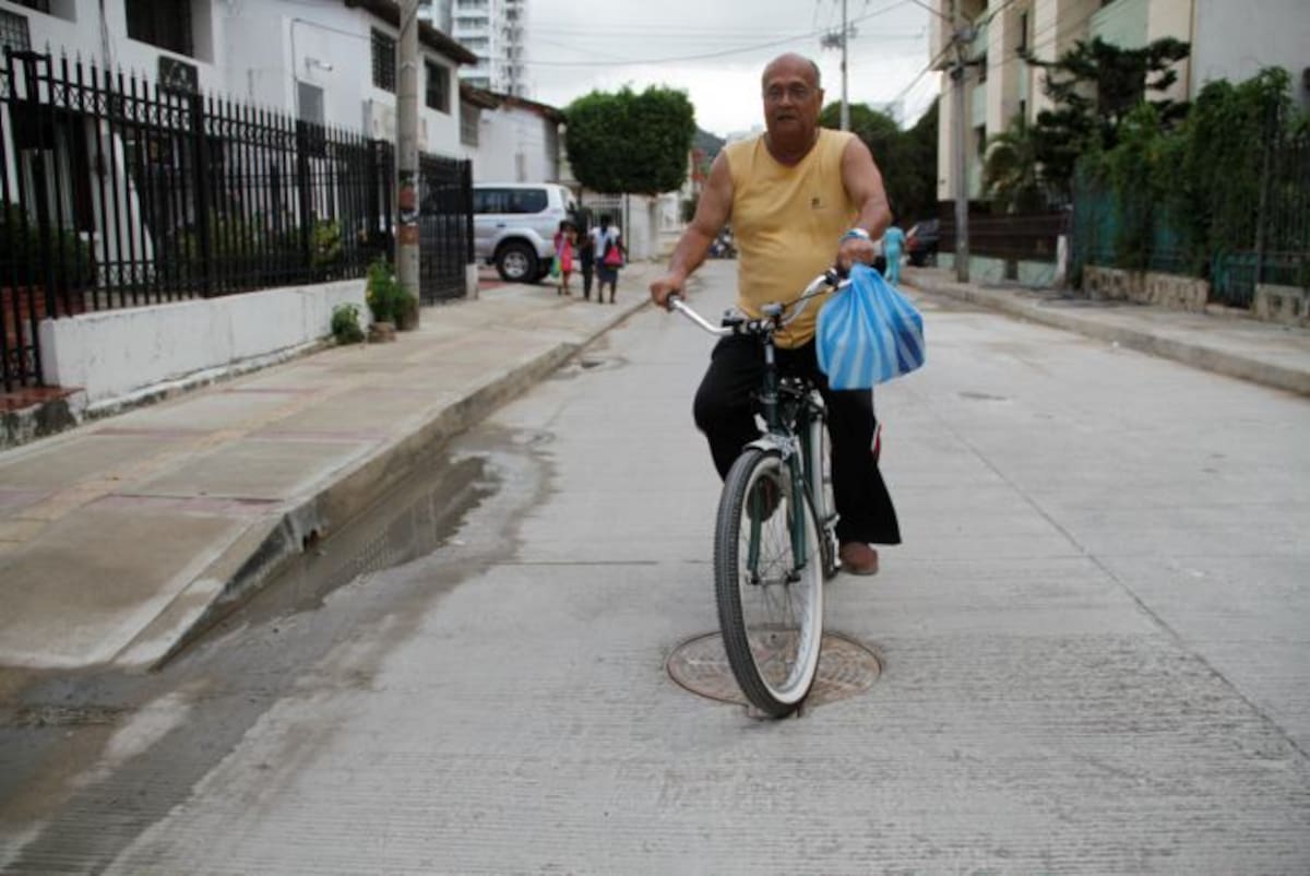 En plena vía de la carrera 22 se encuentra la tapa de una alcantarilla que quedó desnivelada, por lo que cuando pasan vehículos y bicicletas sobre ella se levanta y hace un ruido que molesta a los vecinos. OSCAR DÍAZ ACOSTA