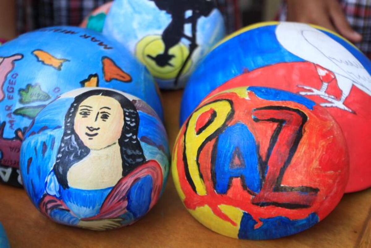 Desde hace 7 años le propuso a sus alumnos que pintaran sus tareas en la parte externa de las totumas, y escribieran sus reflexiones, en la parte interna. Julio Castaño Beltrán