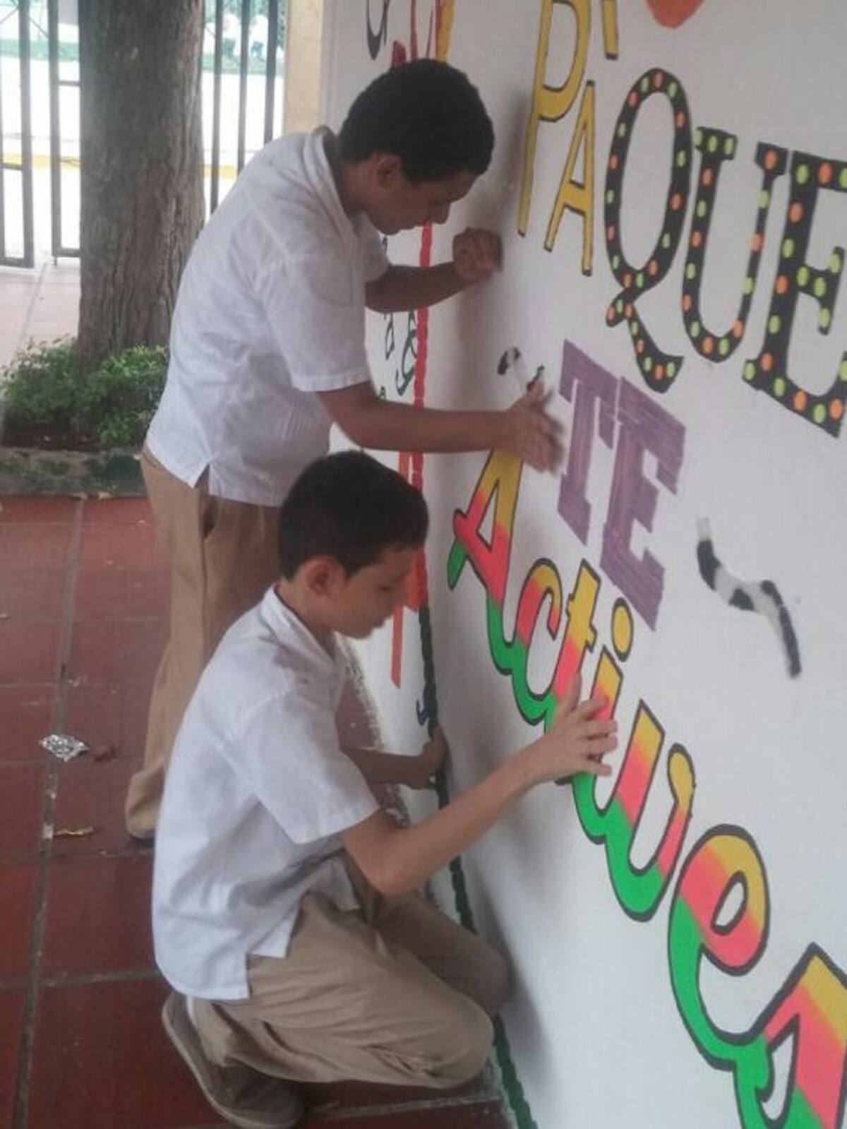 Estudiantes invidentes leen el mural. Cortesía.