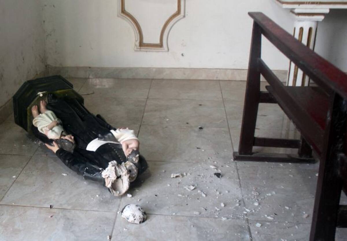 Una persona ingresó a la parroquia, violentó las rejas y procediendo a dañar tres imágenes que se encontraban en la iglesia. Cortesía.