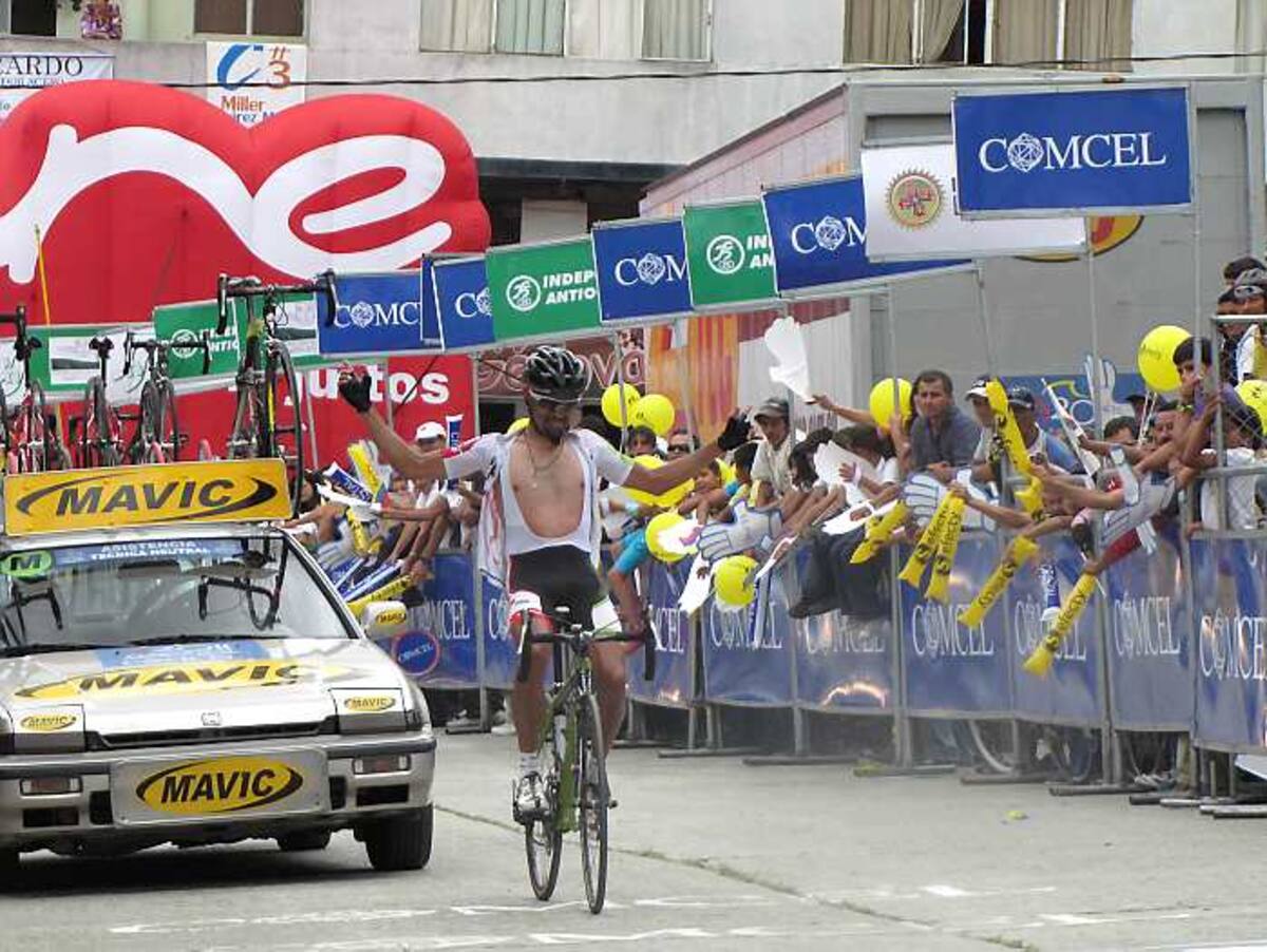 Mauricio Ortega levantó los brazos en Génova. Samuel Alvarez-El Universal, Enviado Especial.