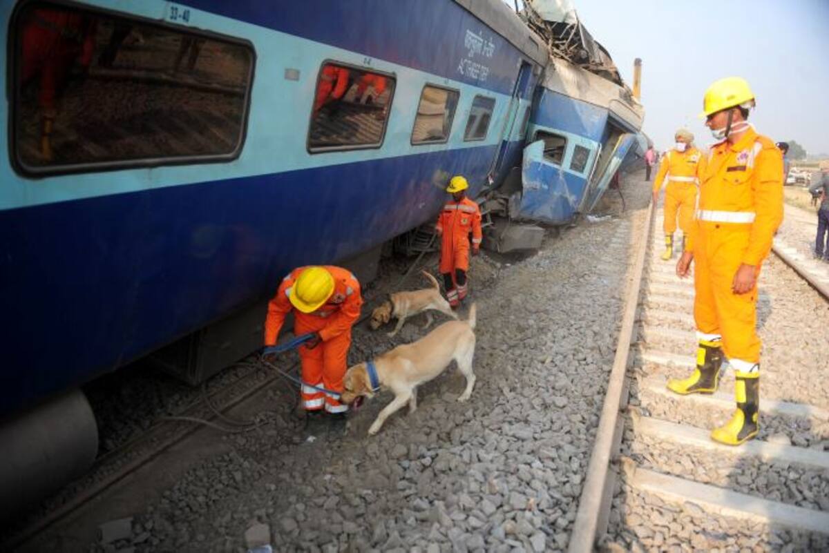El tren descarriló a las 3:10 de la madrugada, despertando de improviso a los pasajeros que se habían instalado para un viaje nocturno. Los cuerpos recuperados estaban en vagones dañados. AFP SANJAY KANOJIA
