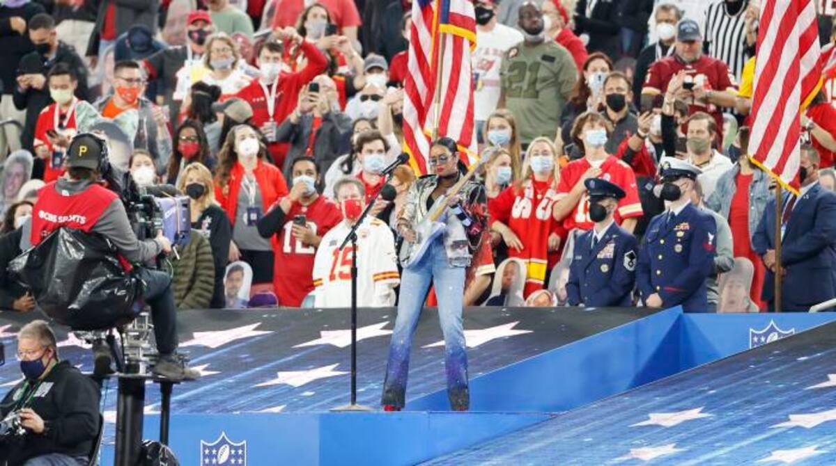 La artista H.E.R. fue la encargada de cantar el América the beautifull. // EFE