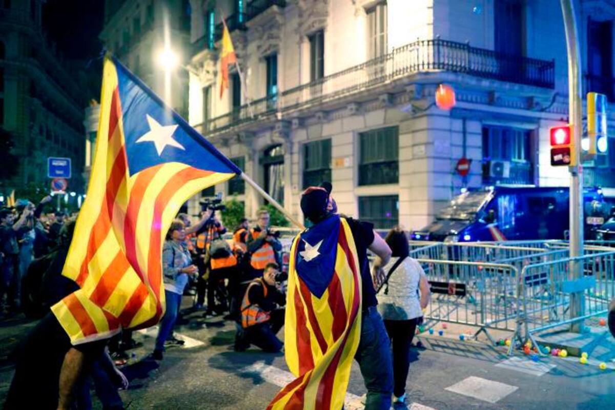 Nuevas cargas policiales contra grupo de secesionistas radicales en Barcelona