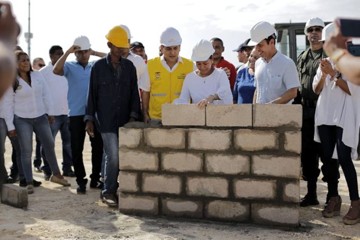 La alcaldesa (e) de Cartagena Yolanda Wong, el Ministro del Interior, Guillermo Rivera, y el gobernador de Bolívar, Dumek Turbay, asisten al acto protocolario de la primera piedra de la estación de policía en El Pozón. Cortesía
