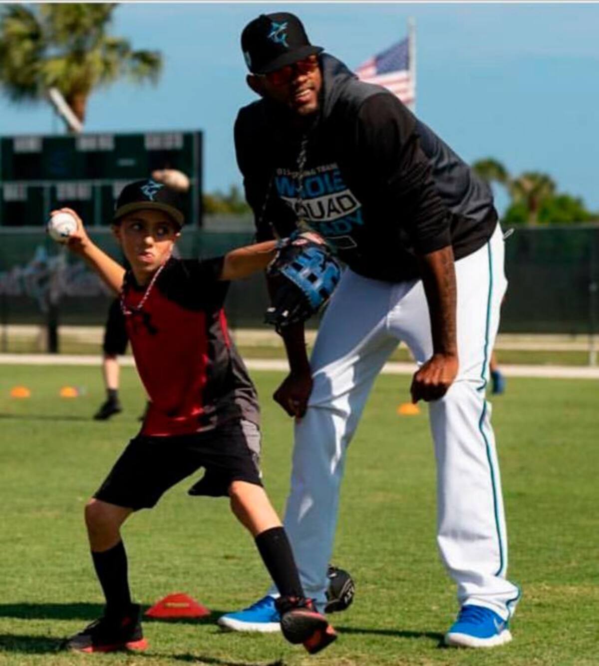Tayron siempre está listo para aconsejar a los menores que se abren paso en el béisbol. //Cortesía
