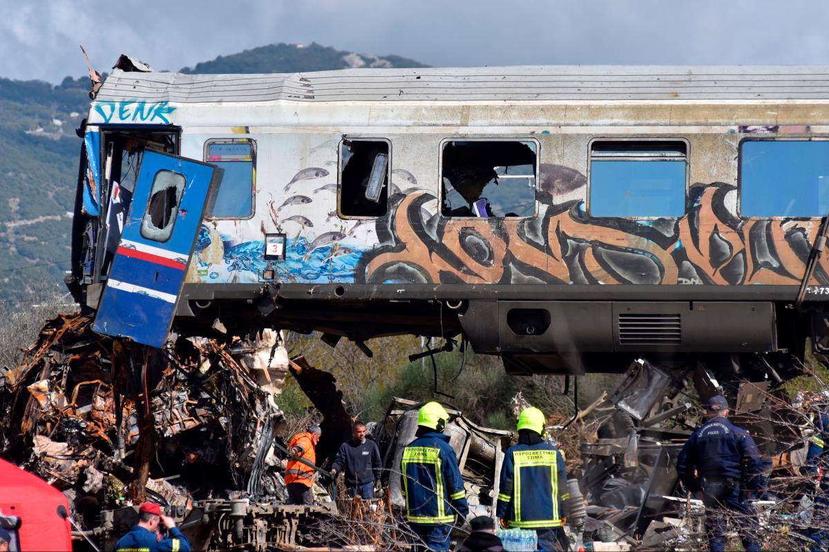 Atención: entregan cuerpos recuperados en choque de trenes