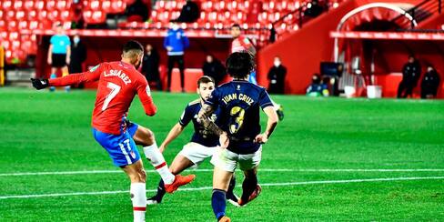El colombiano Luis Suárez anota ante el Osasuna