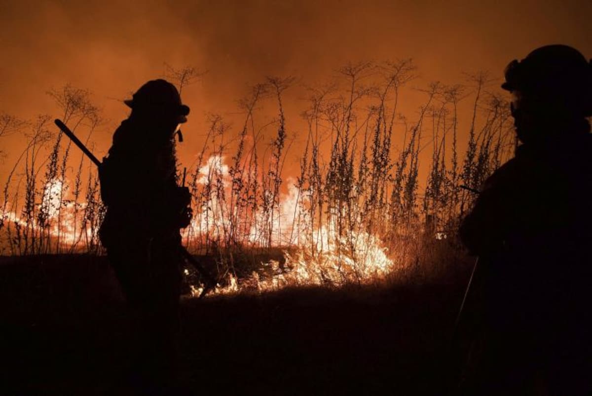 El incendio, que comenzó la tarde del jueves, se ha duplicado en extensión en casi 24 horas y no ha podido ser controlado hasta el momento. EFE