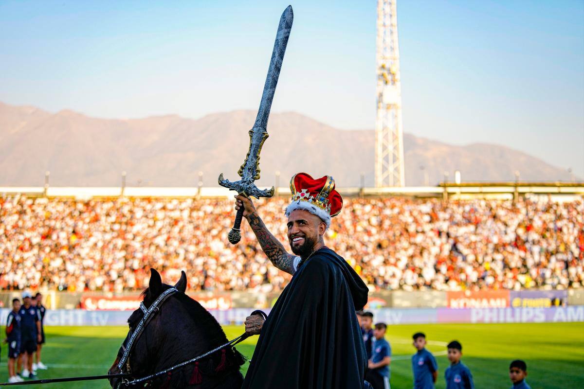 Con caballo, espada y corona fue presentado el Rey Arturo en Colo Colo