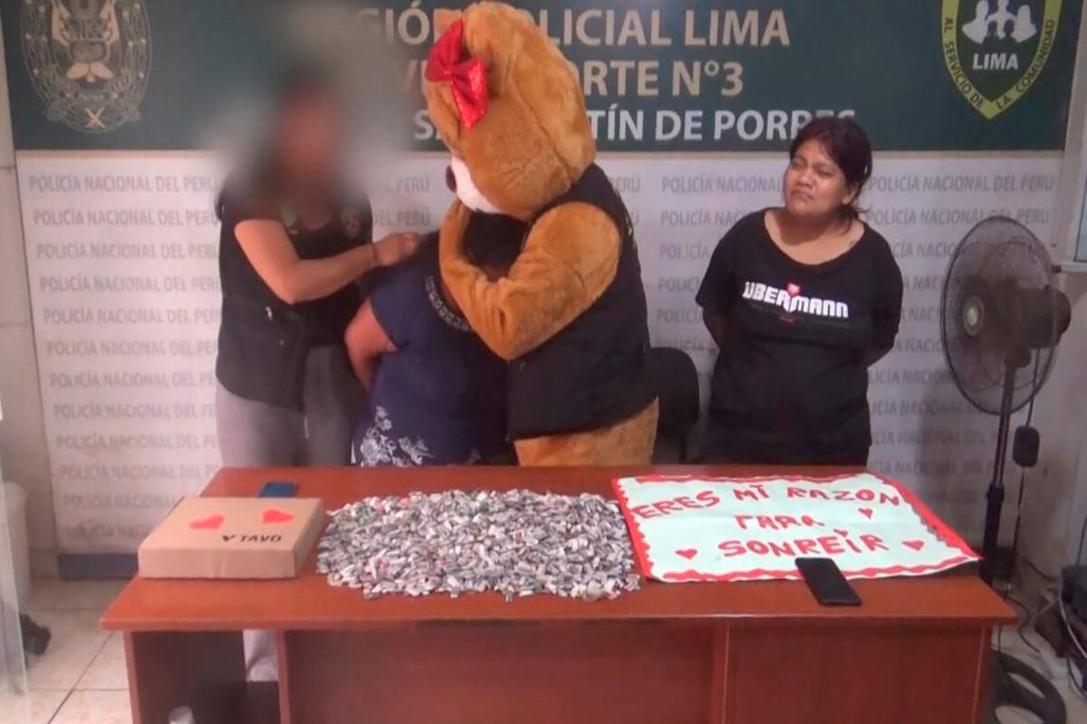 Policía se disfraza de oso gigante de San Valentín para detener a un criminal