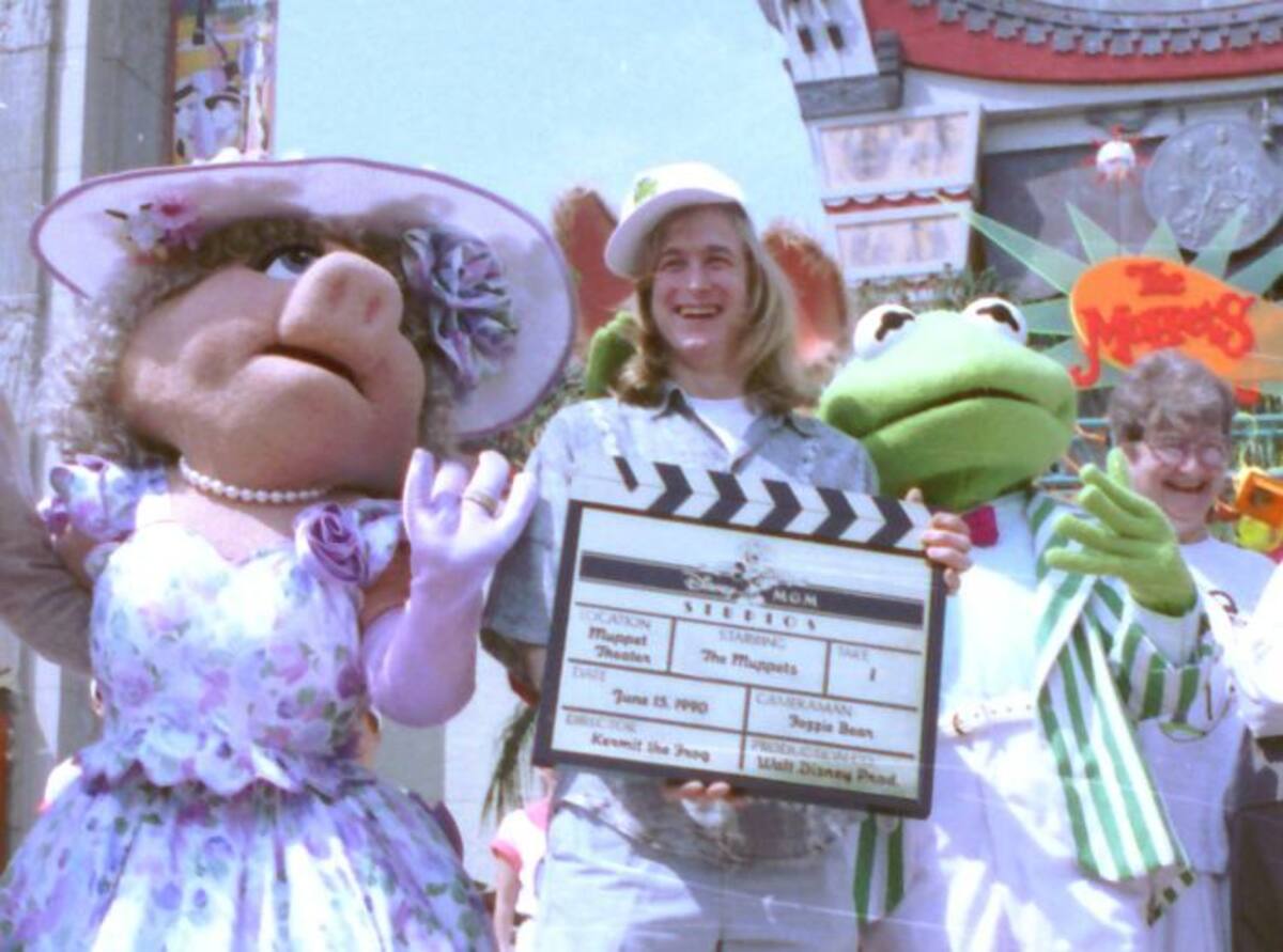 John Henson junto a los personajes de los Muppets. AP