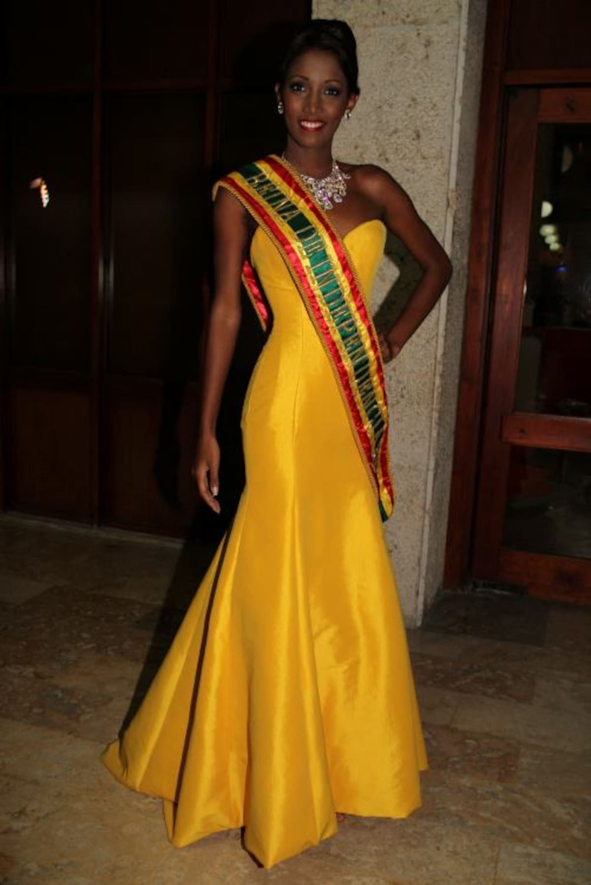La reina de la Independencia, Yarlín Beltrán, con un vestido de Víctor Buelvas.