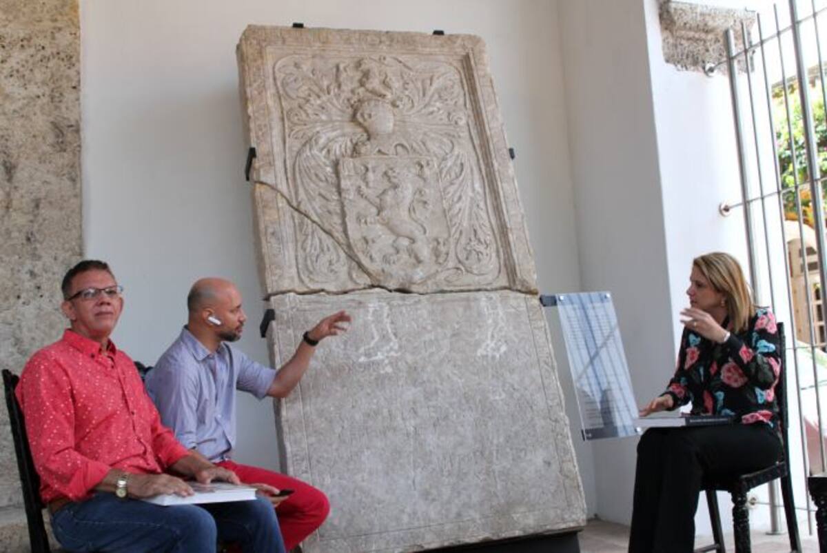 El escultor Hernando Pereira, el arquitecto Jaime Correa Vélez y Sacra Nader, conversan sobre el redescubrimiento de esta lápida de 1626. Óscar Díaz-El Universal