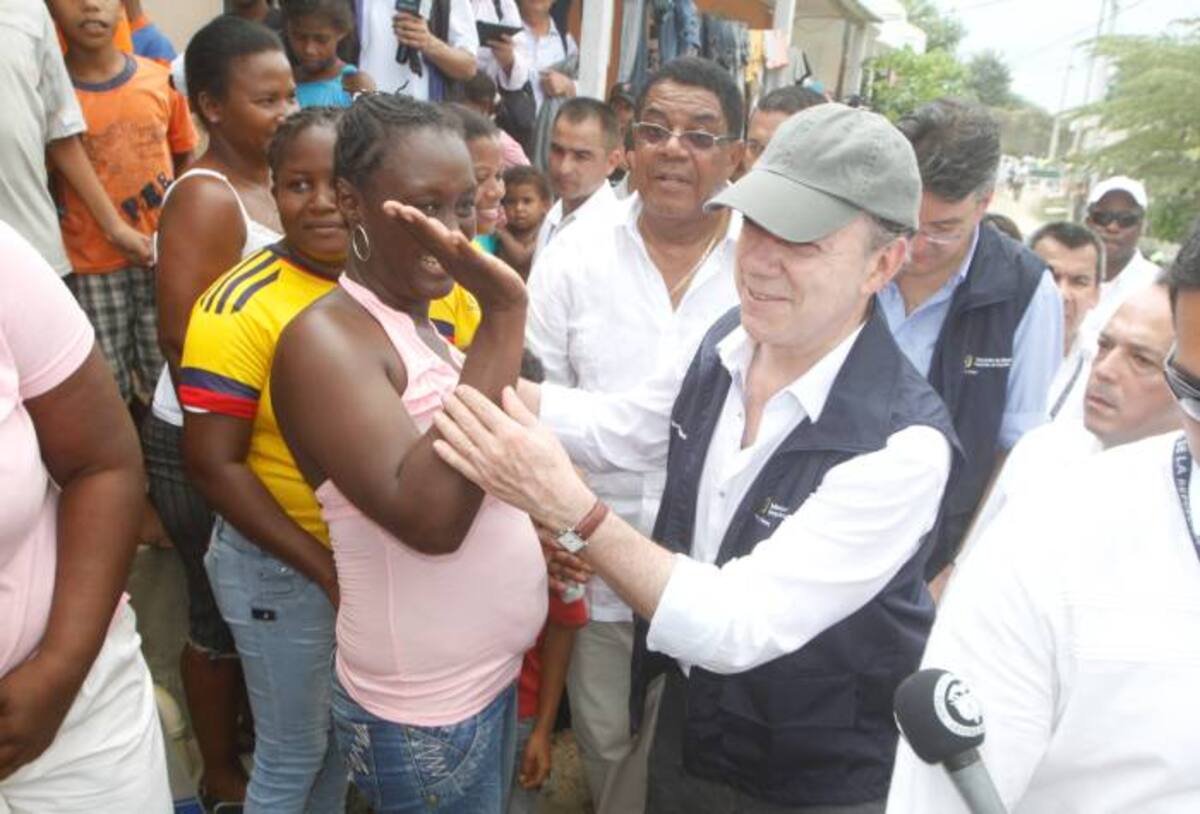 Juan Manuel Santos, Presidente y el alcalde Campo Elías Terán en una de sus visitas al barrio Nelson Mandela de esta ciudad Julio Castaño - El Universal