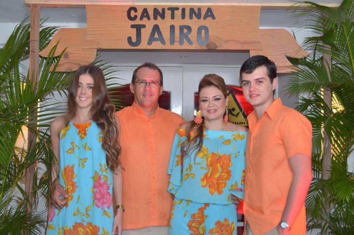 María Andrea Quintana Candil; el cumplimentado, Jairo Quintana; María del Socorro Candil Del Risco y Jairo Quintana Candil. CORTESÍA