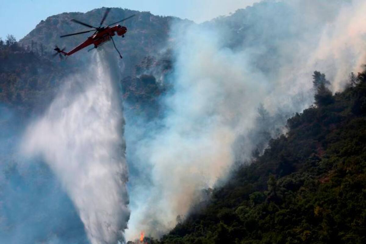 Grecia lucha por apagar los incendios forestales; evacúan más poblaciones