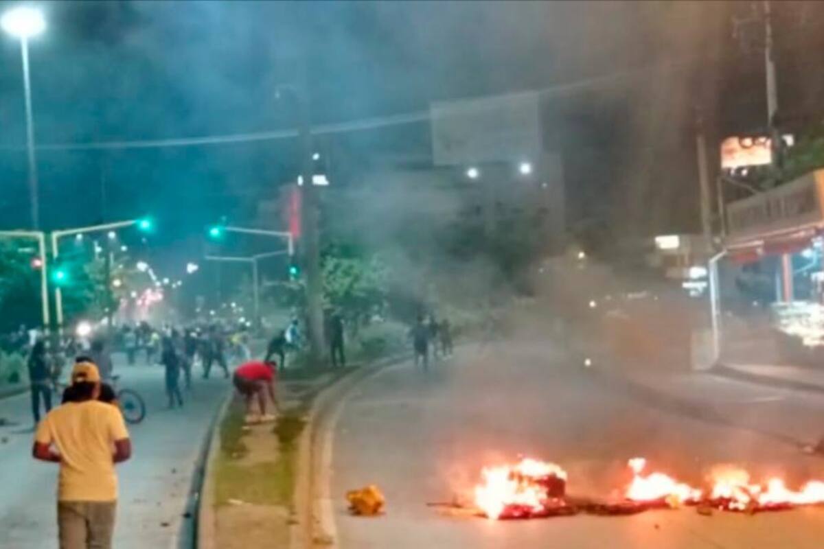 Bloqueo en Bomba El Amparo: enfrentamiento entre manifestantes y el Esmad