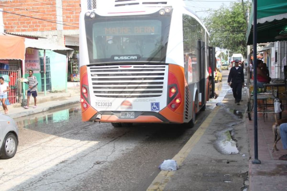 Un alimentador recogiendo pasajeros en uno de los paraderos. //Oscar Díaz.
