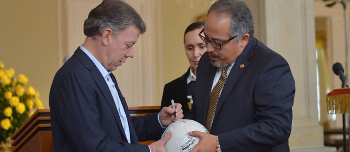 El presidente Juan Manuel Santos junto a César Núñez, director regional de Onusida para América Latina. COLPRENSA