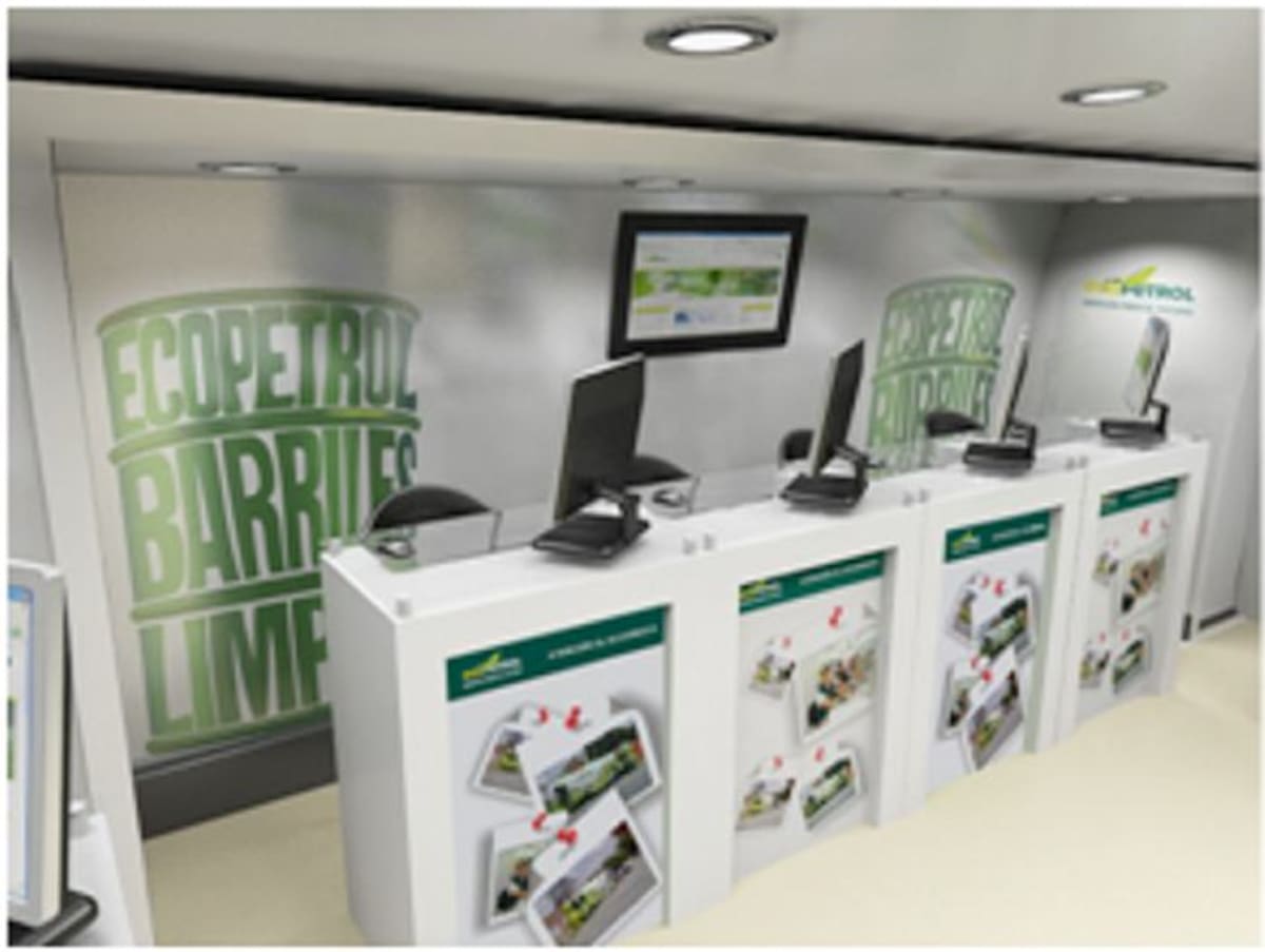 El bus viene equipado por una moderna tecnología para atender a los usuarios.