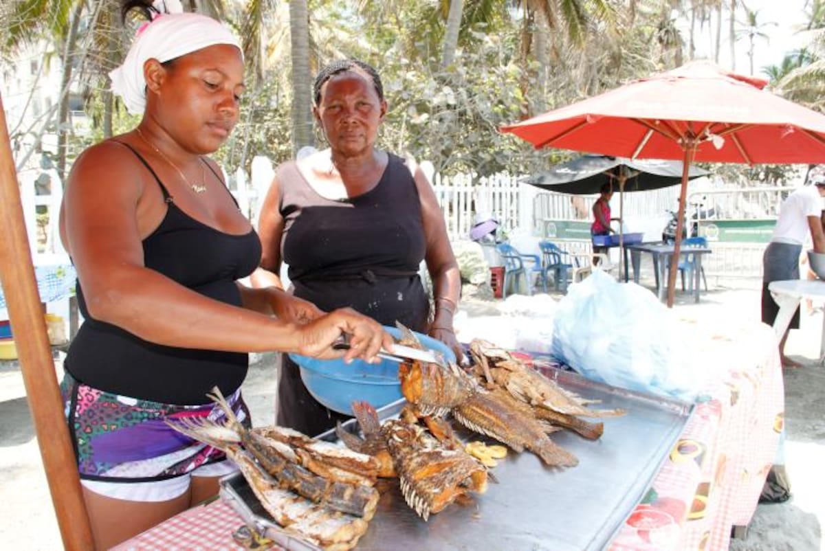 Dos de las cuatro cocineras que se ubicaban en Playa Hollywood obtuvieron una medida provisional que les permite seguir trabajando mientras se resuelve la acción de tutela. // AROLDO MESTRE-EL UNIVERSAL