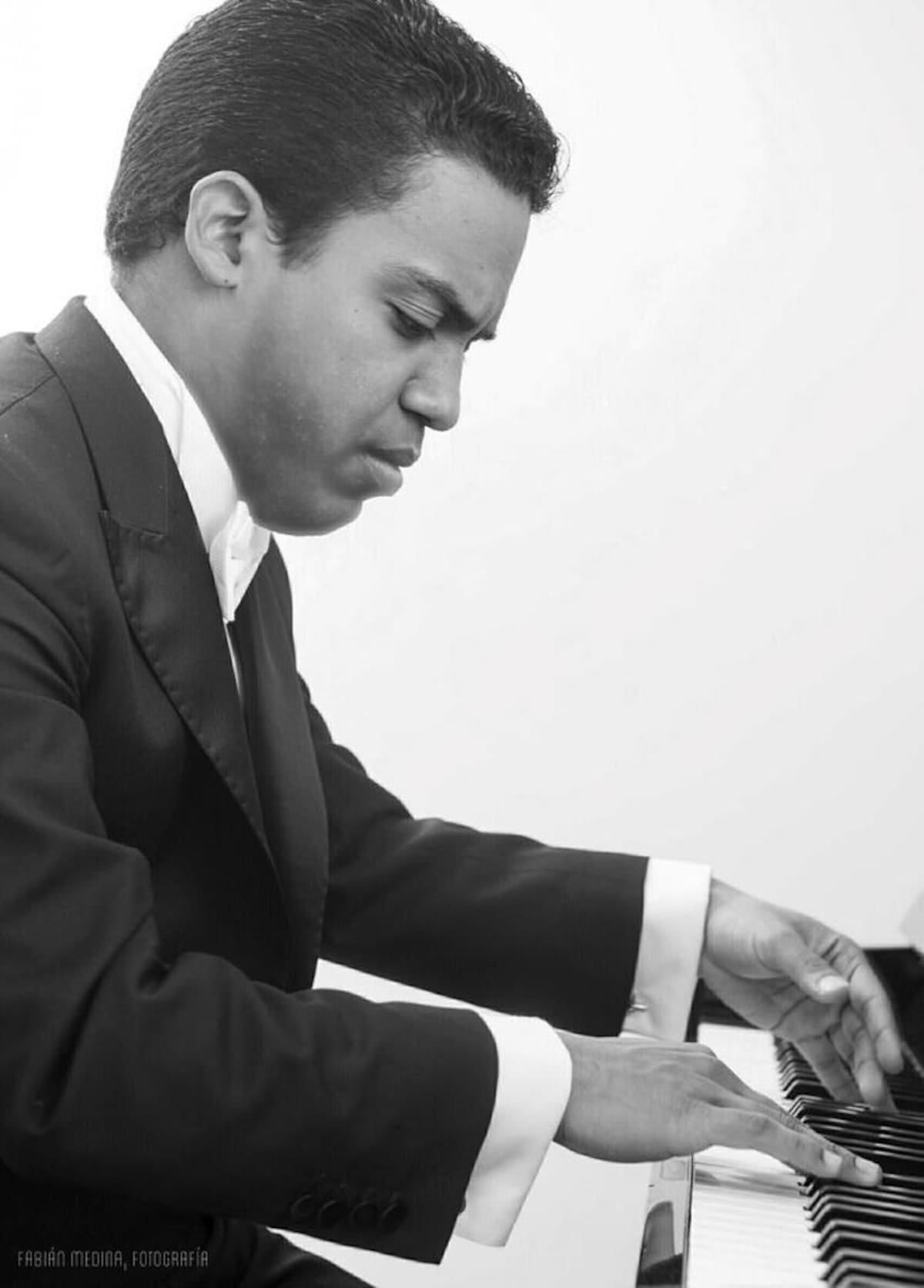 Cristian del Real, el joven pianista de 28 años, se gradúa hoy en la Universidad Eafit.