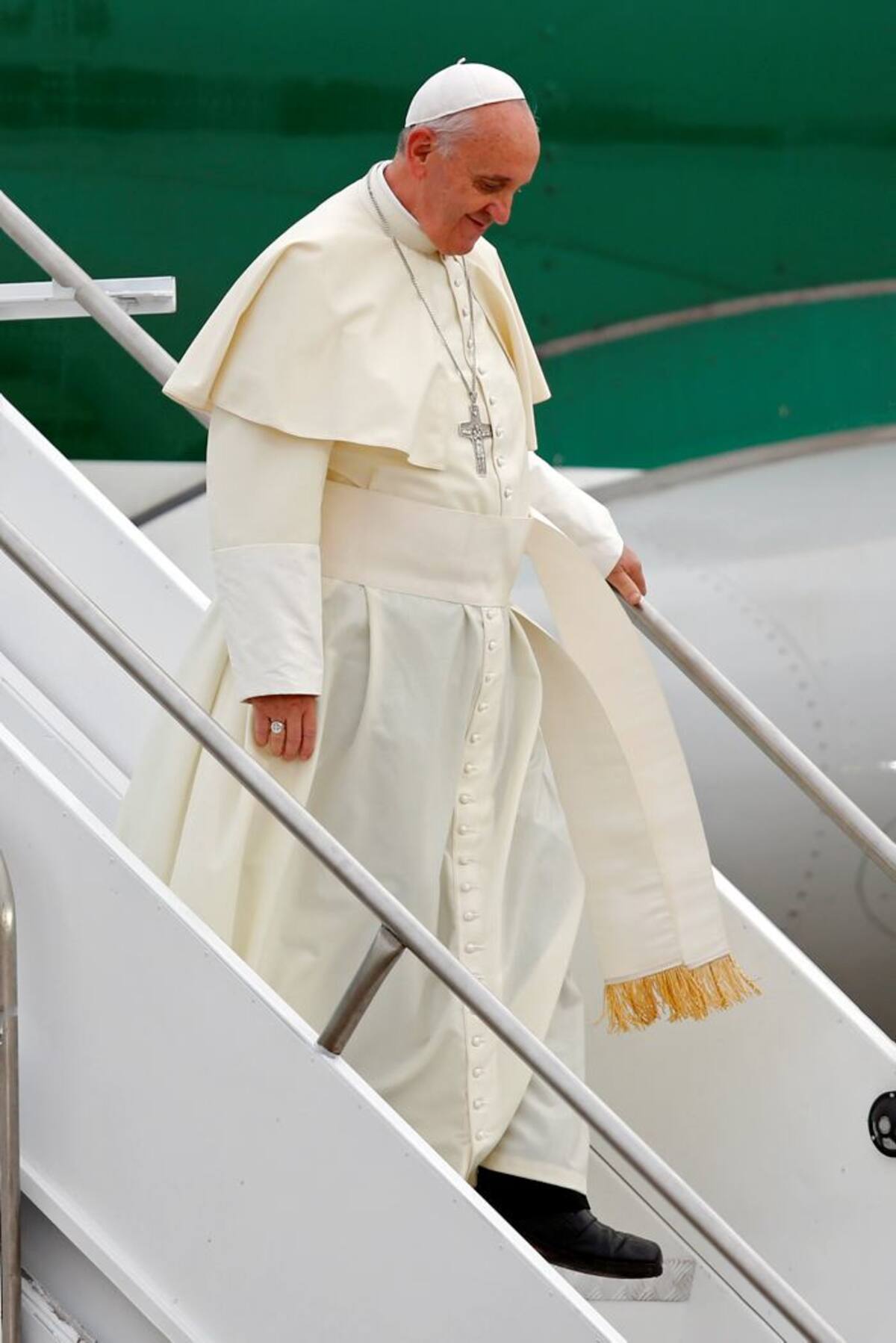 Francisco llegó con sus acostumbrados ornamentos de color blanco. AP