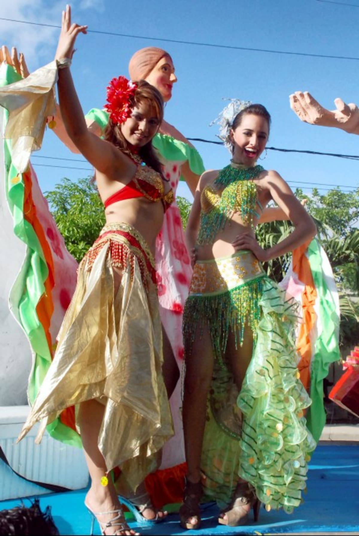 Durante el desfile de carrozas llamaron la atención las representantes de Antioquia, María Camila Martínez Aristizabal y Casanare, María Angélica Trullo Arias.