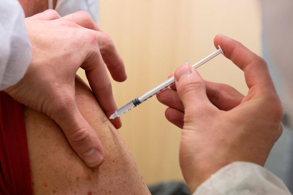 COVID: Estados Unidos recomienda vacunas a todos los mayores de 6 meses