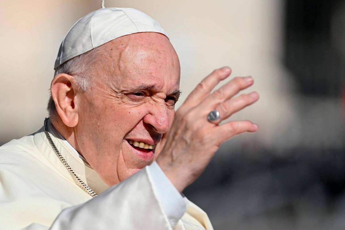 Papa tuvo que aclarar dudas sobre la bendición a parejas homosexuales