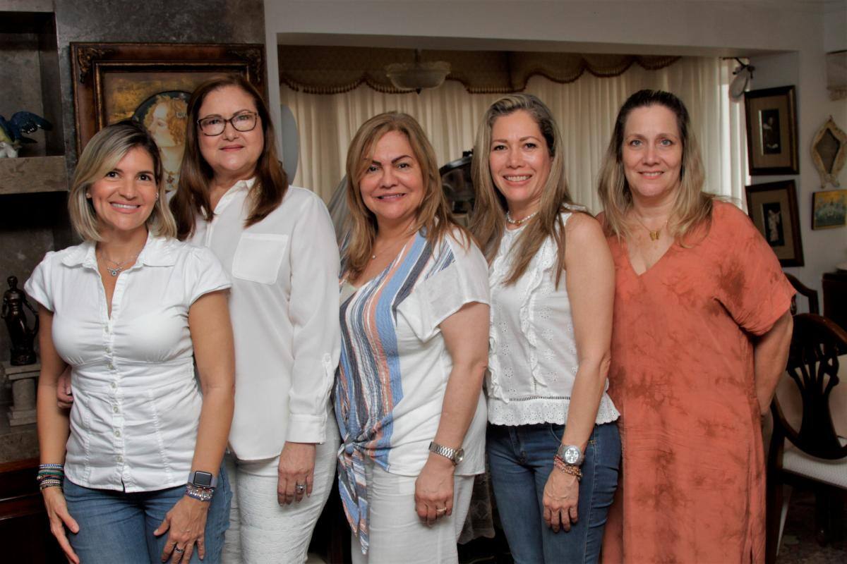 Carolina Ferrer, Verónica Manzur, Zully de Brochet, María Victoria Navarro y Sandra Jaime.