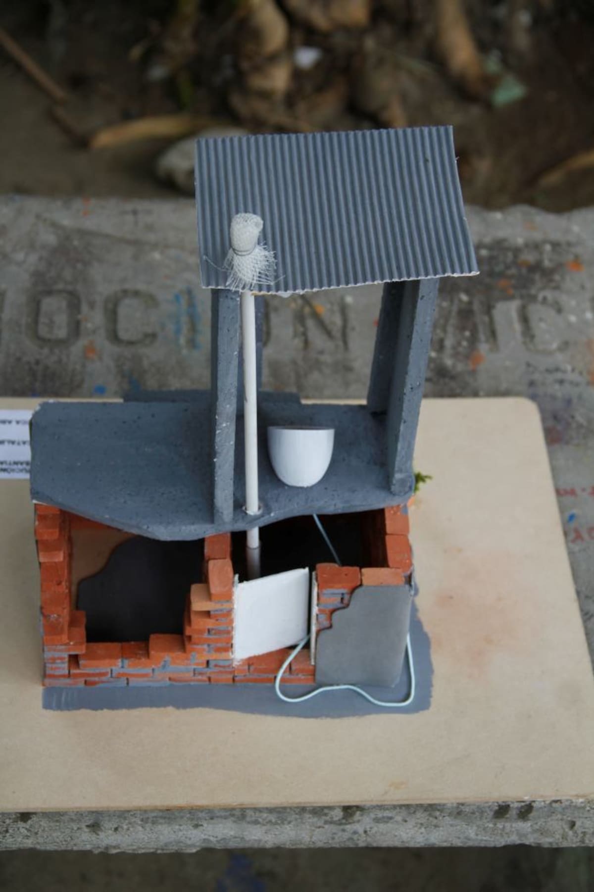 La letrina, según el proyecto, consta de dos cámaras intercambiables. Esta maqueta muestra cómo sería el diseño.