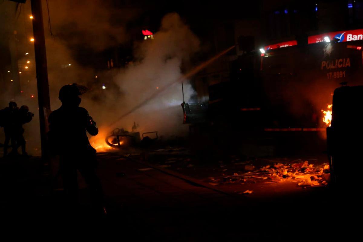 Las protestas empezaron en la tarde y se extendieron hasta altas horas de la noche. // Colprensa.