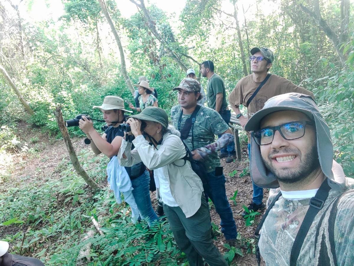 Un grupo de pajareros haciendo el registro de aves en la hacienda de Avícola Las Camelias, en Turbaco. // Cortesía.