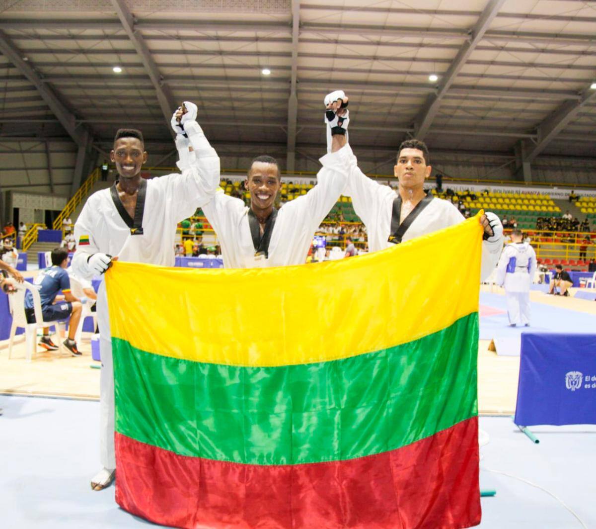 Los taekwondistas Yair Medina, Néider Lozano y Yorman Montalvo entregaron un oro cada uno para Bolívar en los Juegos Nacionales. //ÓSCAR DÍAZ/EL UNIVERSAL