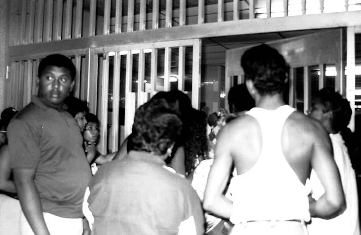 Seguidores se aglomeraron a las afueras de la casa de Patricia Teherán en el barrio Nuevo Bosque tras conocerse la noticia de su muerte. Óscar Díaz- El Universal.