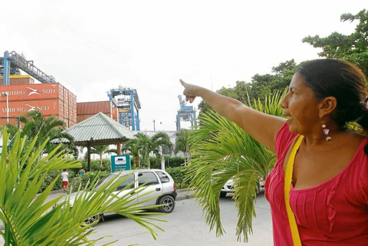 La residente Raquel De La Cruz Moya asegura ser una de las afectadas, junto a su familia, por el ruido constante que se produce en la Sociedad Portuaria. JULIO CASTAÑO-EL UNIVERSAL